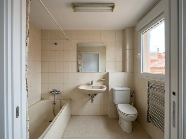 Baño antes de reforma — bañera antigua